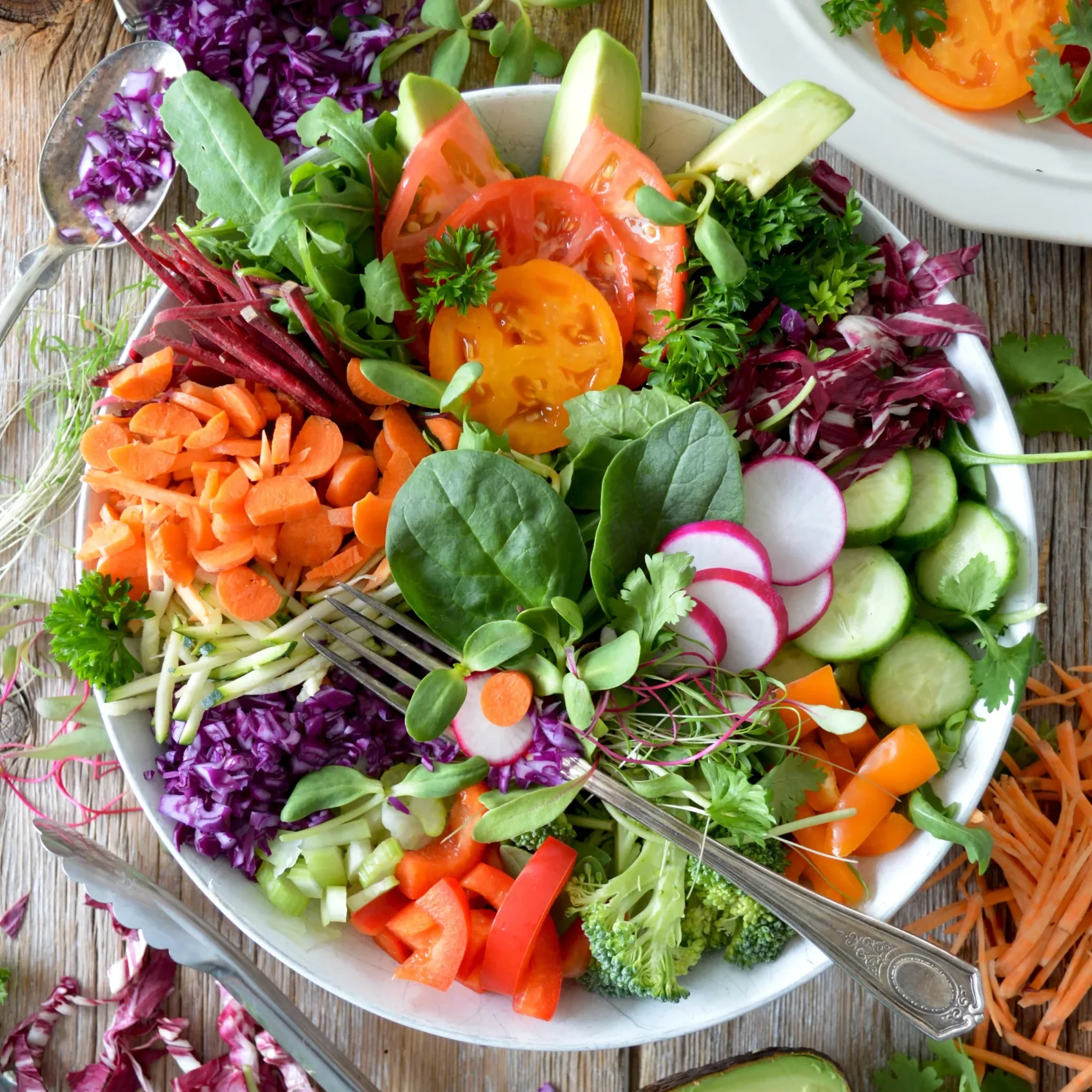 salad with spinach, radishes, cucumbers and tomatoes